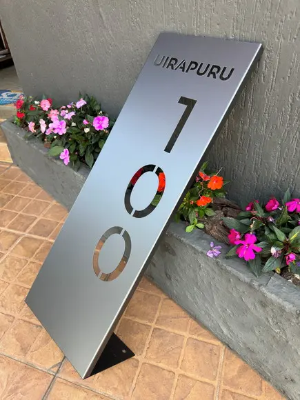 Totem Residencial Aço Carbono com Pé para Sustentação
