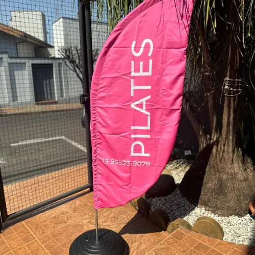 Wind Banner com Haste Metálica e Piso