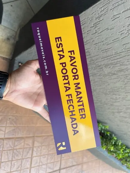 Placa - Favor Manter a Porta Fechada - Modelo Caulim 30x10,5