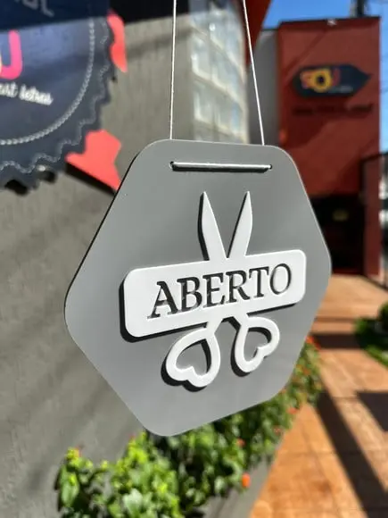 Placa de Acrílico + Sobreposição em Acrílico Aberto Fechado