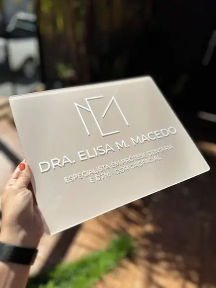 Placa de Comércio Acrílico - Aplicação Adesivo Frontal 35x28