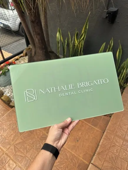 Placa de Comércio Acrílico - Aplicação Adesivo Frontal 40x24