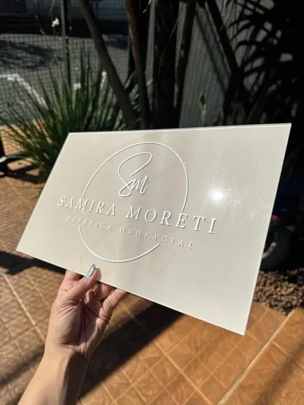 Placa de Comércio Acrílico - Aplicação Adesivo Frontal 40x24