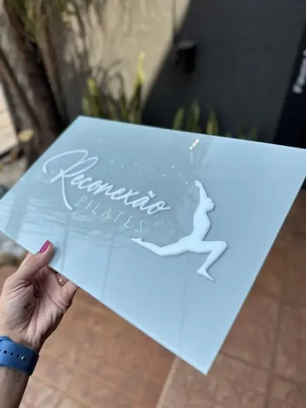 Placa de Comércio com Sobreposição em Acrílico - 40x24
