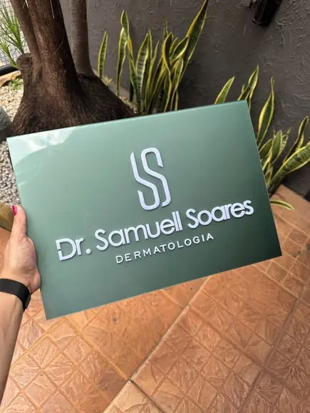Placa de Comércio com Sobreposição em Acrílico - 42x30