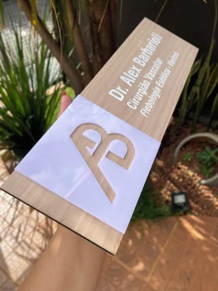 Placa de Id de Sala - Modelo Fuchsita mdf e Acrílico