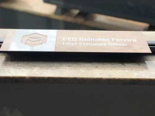 Placa de Id de Sala - Modelo Fuchsita mdf e Acrílico