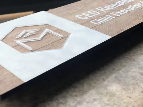 Placa de Id de Sala - Modelo Fuchsita mdf e Acrílico