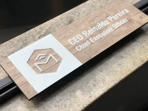 Placa de Id de Sala - Modelo Fuchsita mdf e Acrílico