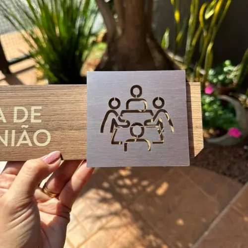 Placa de Id de Sala - Modelo Fuchsita mdf e Inox