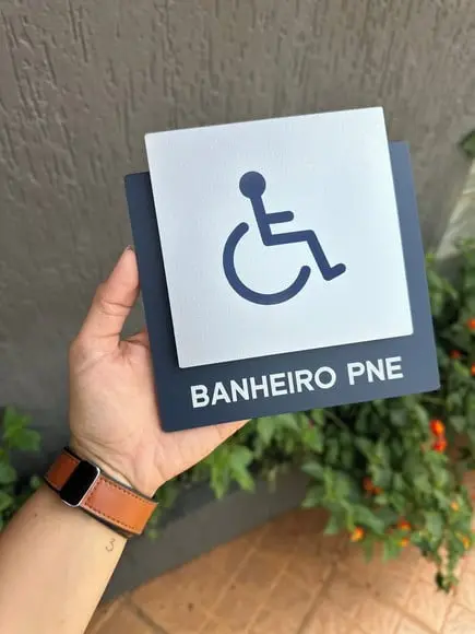 Placa de Identificação de Sala - Modelo Ágata