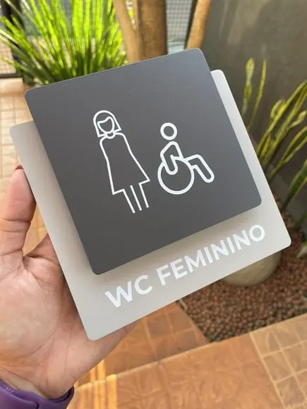 Placa de Identificação de Sala - Modelo Ágata