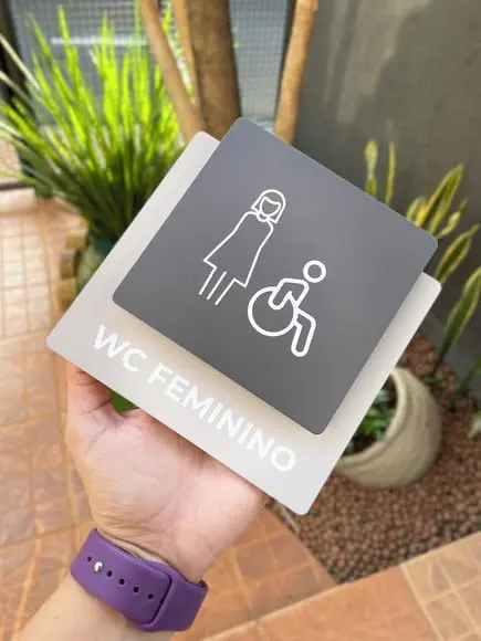 Placa de Identificação de Sala - Modelo Ágata