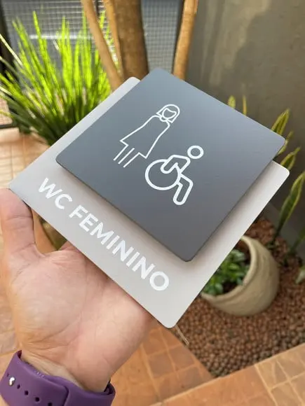 Placa de Identificação de Sala - Modelo Ágata