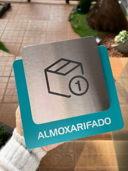 Placa de Identificação de Sala - Modelo Ágata Inox