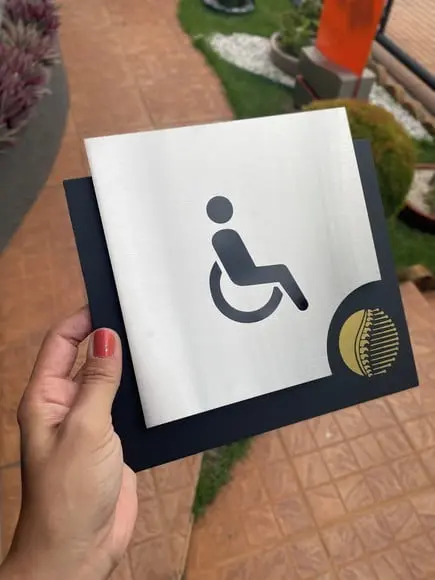 Placa de Identificação de Sala - Modelo Ágata Inox Person