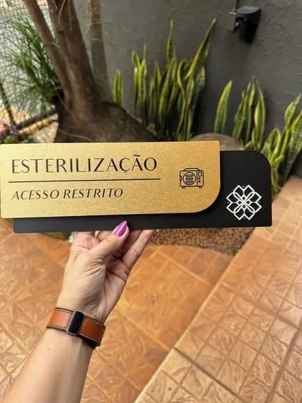 Placa de Identificação de Sala - Modelo Ametista