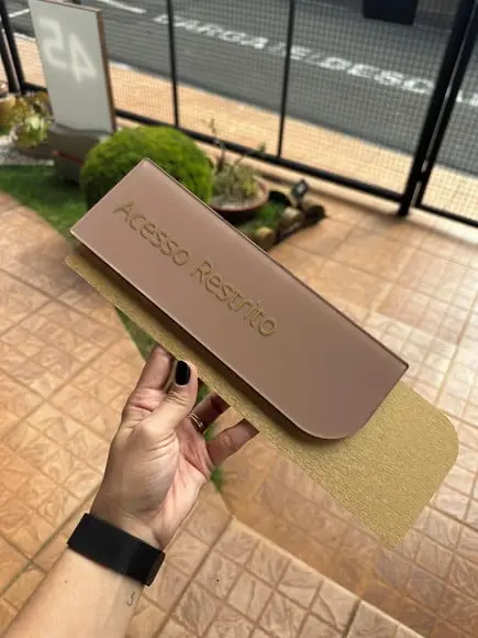 Placa de Identificação de Sala - Modelo Ametista Acrílico