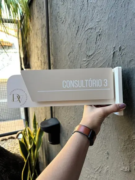 Placa de Identificação de Sala - Modelo Ametista Bandeira