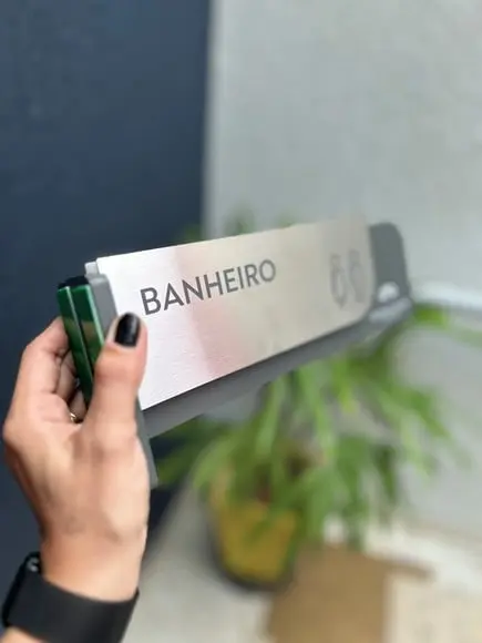 Placa de Identificação de Sala - Modelo Ametista Bandeira