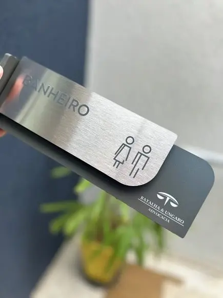 Placa de Identificação de Sala - Modelo Ametista Bandeira