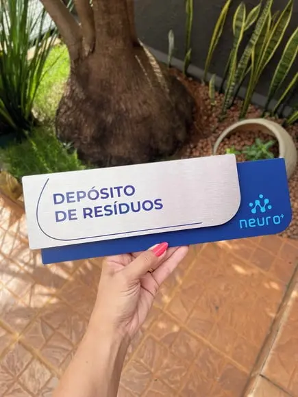 Placa de Identificação de Sala - Modelo Ametista Inox