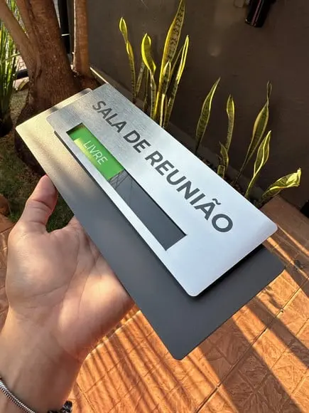 Placa de Identificação de Sala - Modelo Ardósia Flag
