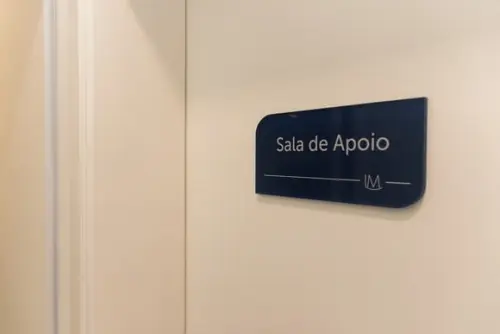 Placa de Identificação de Sala - Modelo Caulim Acrílico