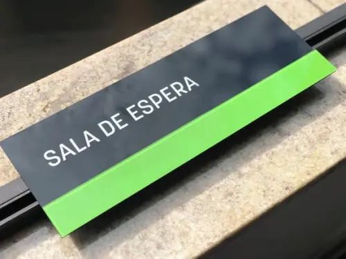 Placa de Identificação de Sala - Modelo Granada