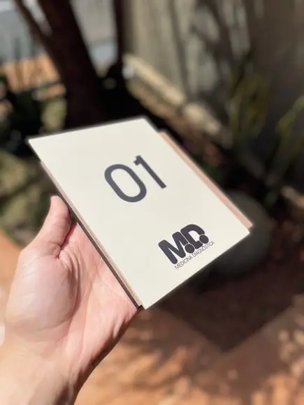 Placa de Identificação de Sala - Modelo Mini Calcita mdf