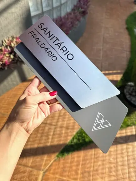 Placa de Identificação de Sala - Modelo Onix Inox