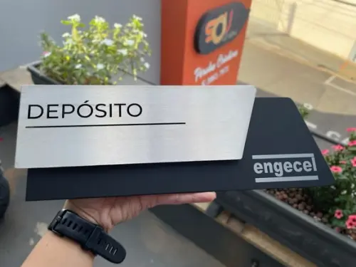 Placa de Identificação de Sala - Modelo Onix Inox