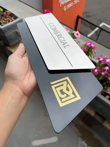 Placa de Identificação de Sala - Modelo Onix Inox e Verniz