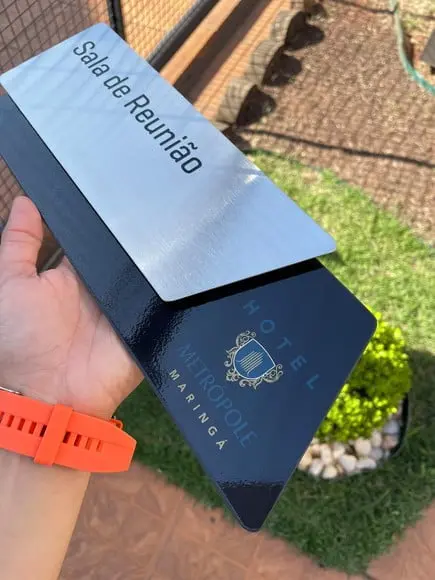Placa de Identificação de Sala - Modelo Onix Inox e Verniz