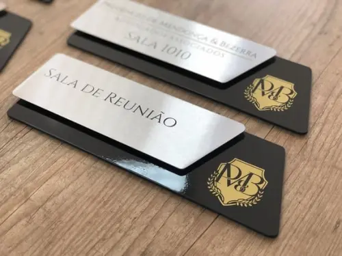 Placa de Identificação de Sala - Modelo Onix Inox e Verniz
