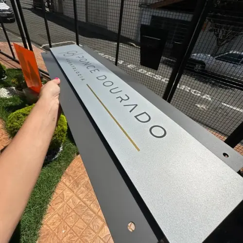 Placa de Identificação de Sala - Modelo Topázio 81x22