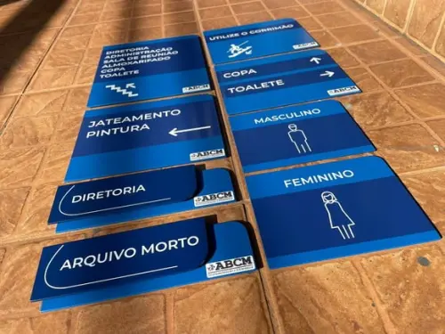Placa de Identificação de Sala Modelo Caulim 25x20 Corrimão