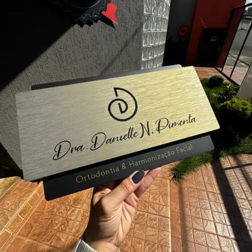Placa de Identificação de Sala Modelo Topázio Acrílico 30x17
