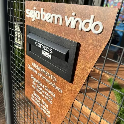 Placa em Acm com Caixa de Correio Embutida e Horários