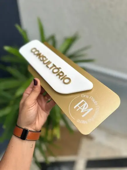 Placa Id. de Sala - Modelo Adamantium com Sobreposição