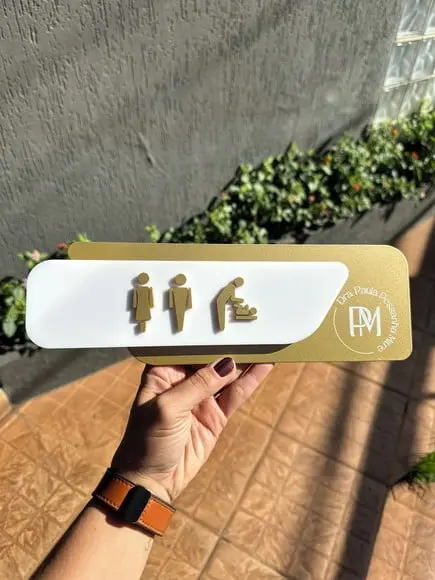 Placa Id. de Sala - Modelo Adamantium com Sobreposição