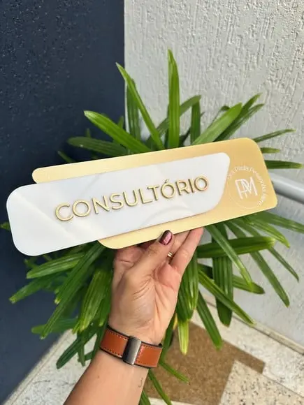 Placa Id. de Sala - Modelo Adamantium com Sobreposição