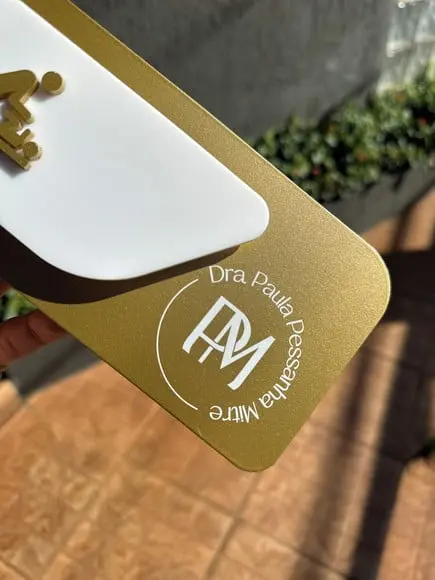 Placa Id. de Sala - Modelo Adamantium com Sobreposição