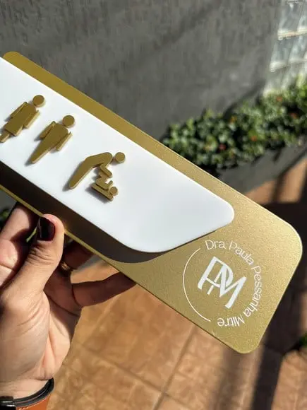 Placa Id. de Sala - Modelo Adamantium com Sobreposição