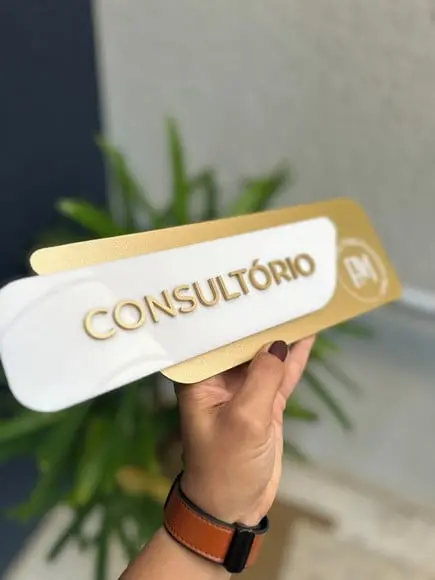 Placa Id. de Sala - Modelo Adamantium com Sobreposição