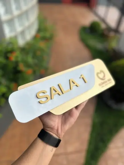 Placa Id. de Sala - Modelo Adamantium com Sobreposição