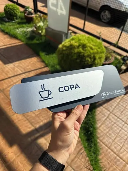 Placa Identificação de Sala - Modelo Adamantium