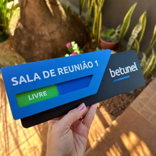 Placa Identificação de Sala - Modelo Breeze Flag