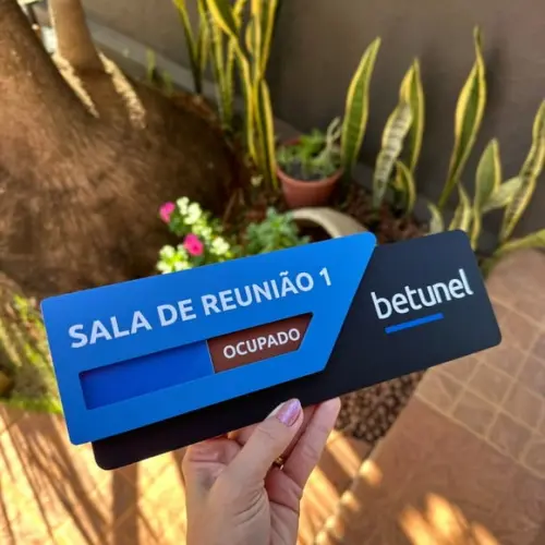 Placa Identificação de Sala - Modelo Breeze Flag