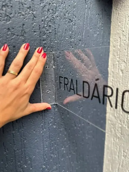 Placa Identificação de Sala Modelo Caulim Formato Bandeira